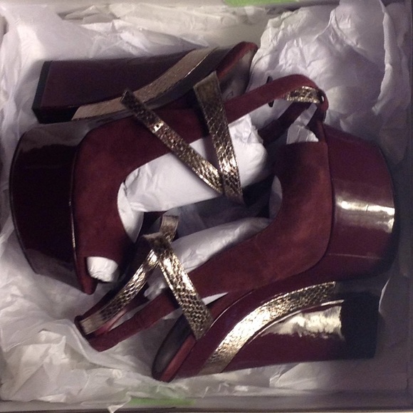 Bebe Plum Metallic trim Wedges: Size 7 - Picture 6 of 7